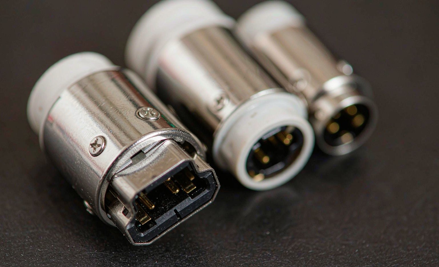 Industrial USB Type-C plug connectors with locking screws